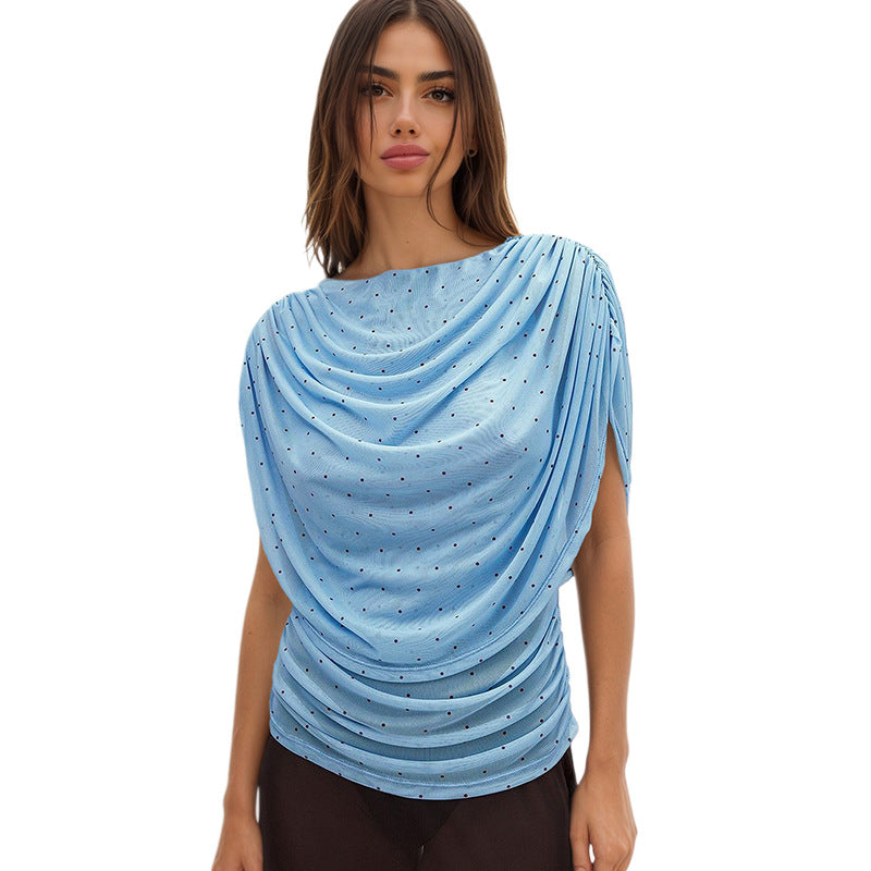 Løstsittende hvit dametopp med elegant drapering og nettingdetaljer, komfortabel og stilig.