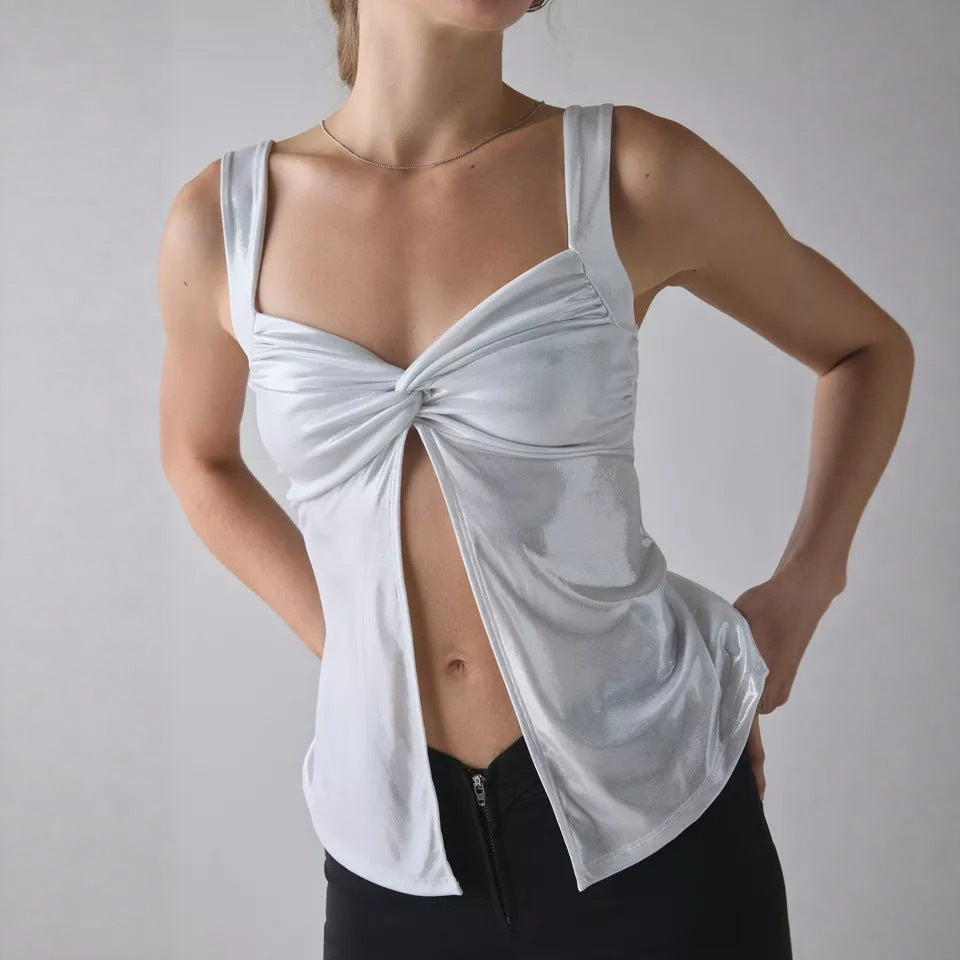 Elegant skinnende dametopp med innpakningsdetalj, perfekt for fest og sommerantrekk.