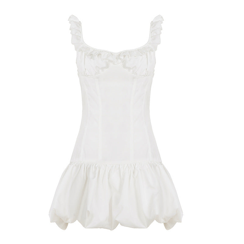 Lekker hvit babydoll-kjole med intrikate blondedetaljer og en flytende, svingende kant. Komfortabel og chic damekjole.