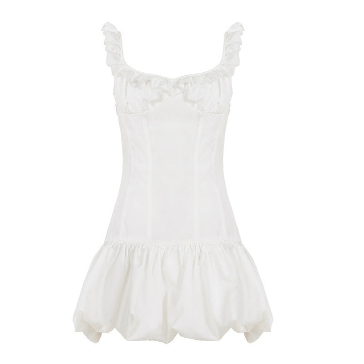 Lekker hvit babydoll-kjole med intrikate blondedetaljer og en flytende, svingende kant. Komfortabel og chic damekjole.