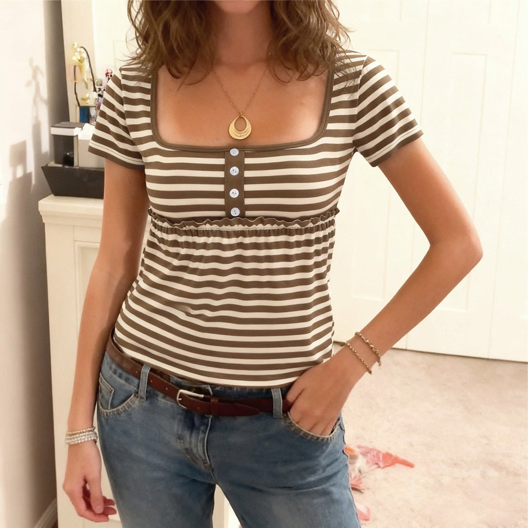 Kortermet damebluse med rynket kant og elegant knappestolpe. Komfortabel sommerbluse, perfekt hverdagsplagg for kvinner.