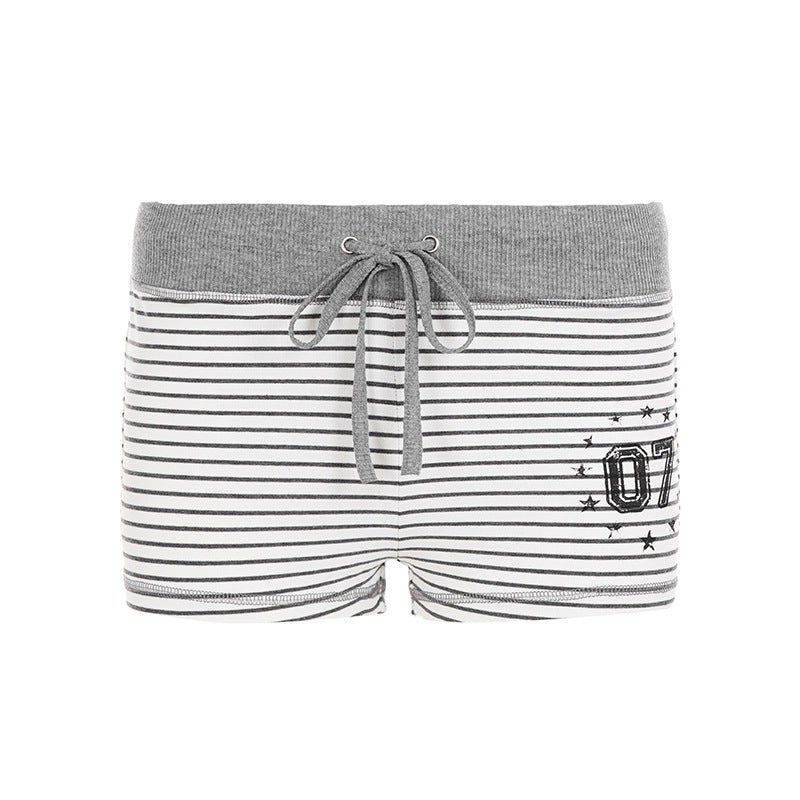 Myke dame sommershorts med stripemønster og behagelig elastisk midje. Perfekt for fritid og avslappede dager.