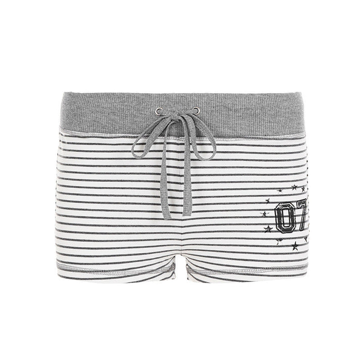 Myke dame sommershorts med stripemønster og behagelig elastisk midje. Perfekt for fritid og avslappede dager.