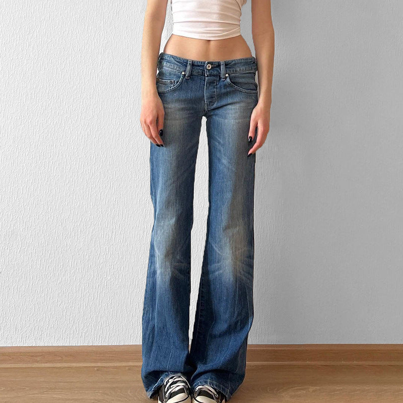 Høy midje flared damejeans i blå denim. Behagelig og stilren passform med distressed detaljer.
