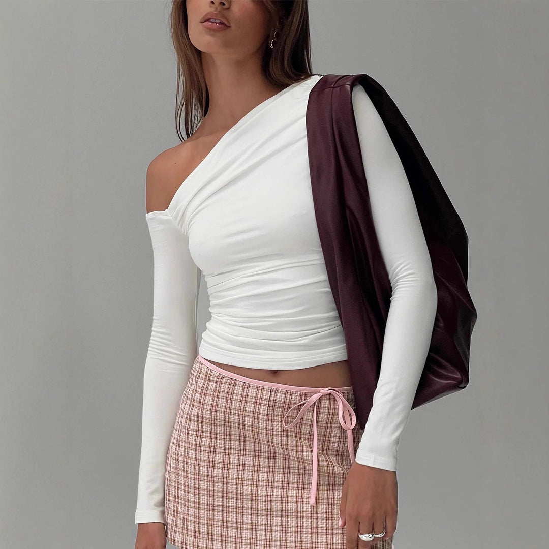 Festtopp: elegant off-shoulder rynkeskjorte for dame. Klassisk langermet design, flott for spesielle anledninger.