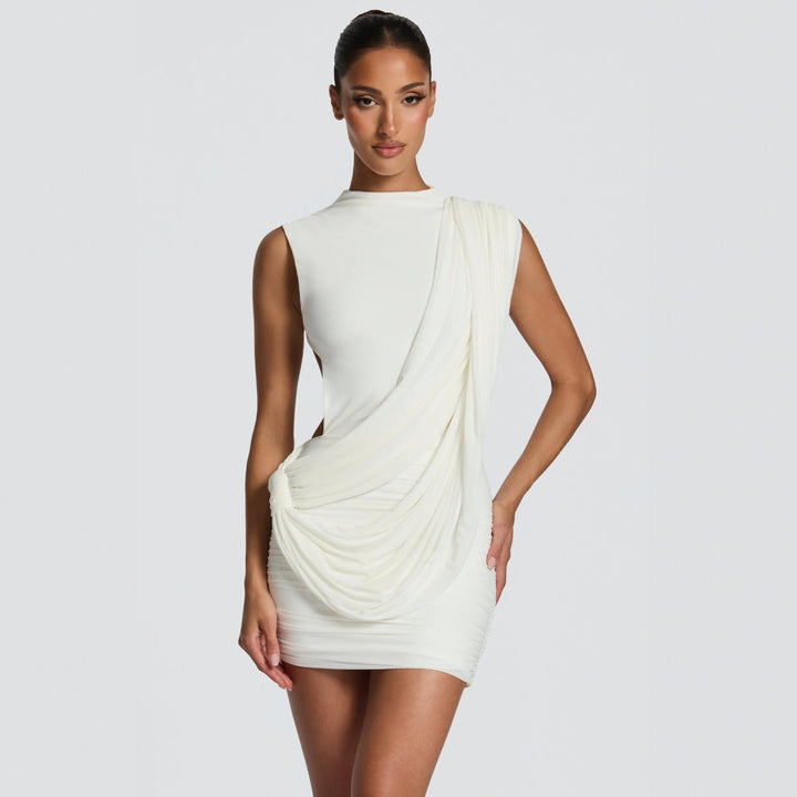 Elegant asymmetrisk brun minikjole med figurskjønnende drapering, perfekt som festkjole.