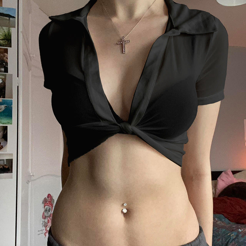 Stilren hvit cropped damebluse med dyp V-hals, knutefront. Elegant og luftig for sommerlige dager.