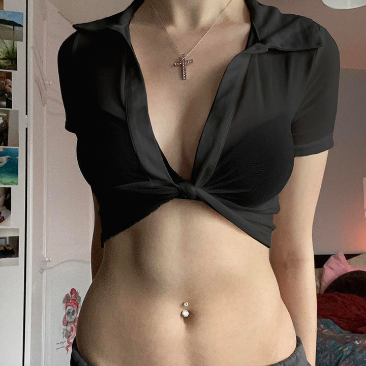 Stilren hvit cropped damebluse med dyp V-hals, knutefront. Elegant og luftig for sommerlige dager.