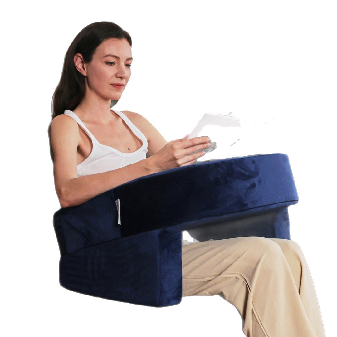 Ergonomisk mørkeblå komfortpute; ideell ryggstøtte for lesing. En praktisk gaveide for bedre sittekomfort.