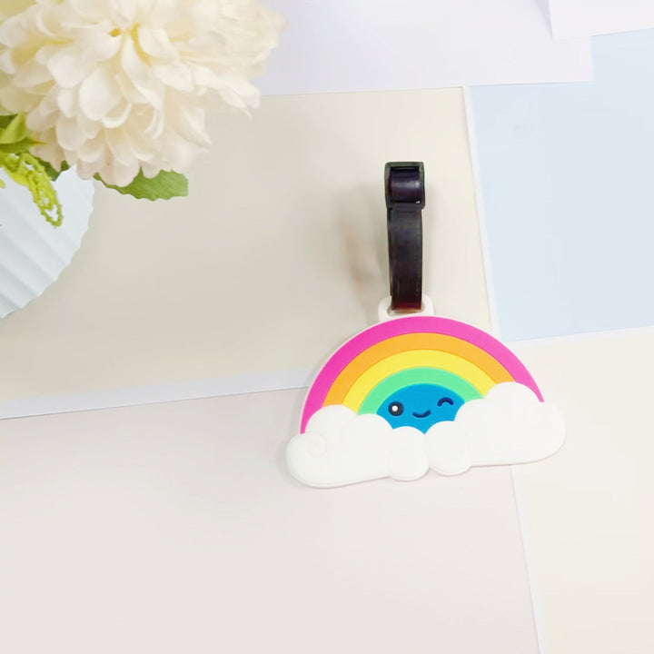 Bagasjelapp med varierte design som Totoro, flamingo og dinosaur. Gjør bagasjen lett å finne.