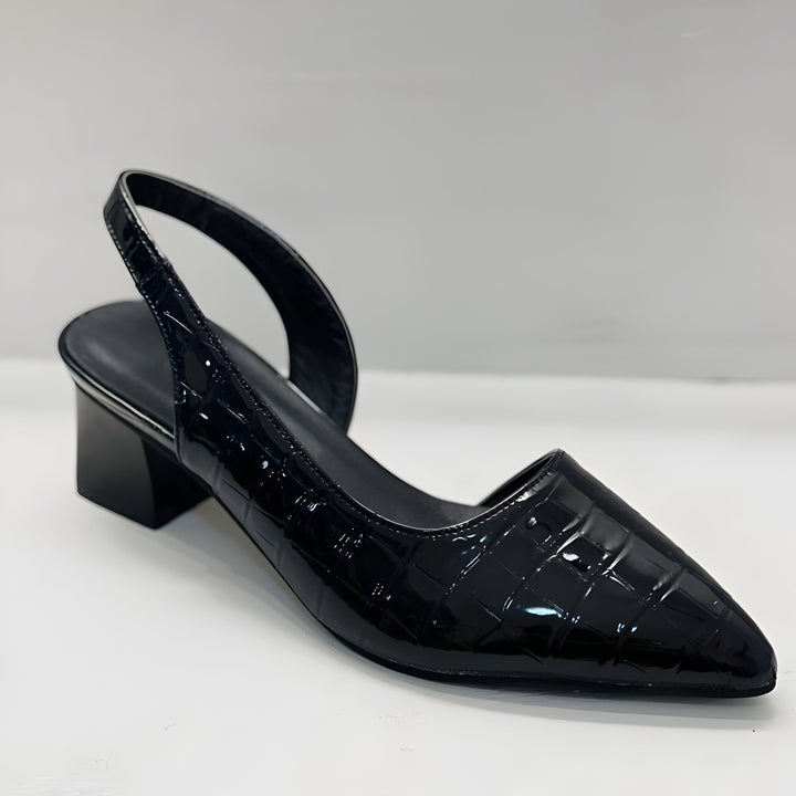 Kvinnes sommerpumper: Komfortable slingback sko med spiss tå og lav hæl i elegant design.
