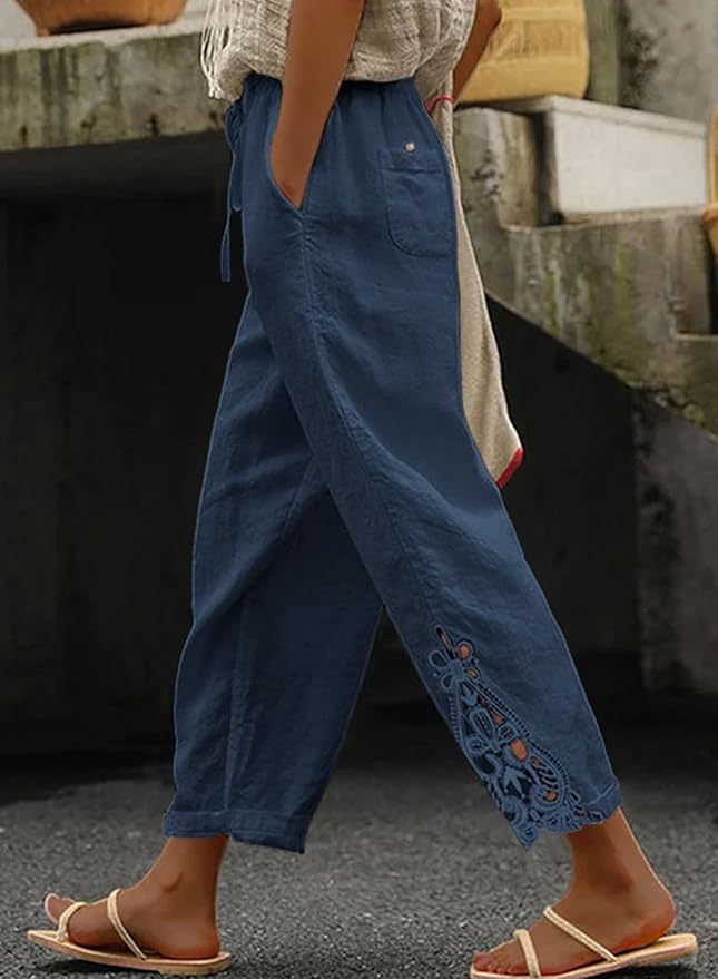 Myk, lett boho damebukse med intrikat broderi. Elastisk midje for komfortabel passform, perfekt sommerstil.