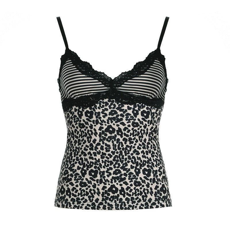 Feminin spaghettitopp i khaki med leopardmønster og fin blondekant. Stilig og komfortabel sommertopp for dame.