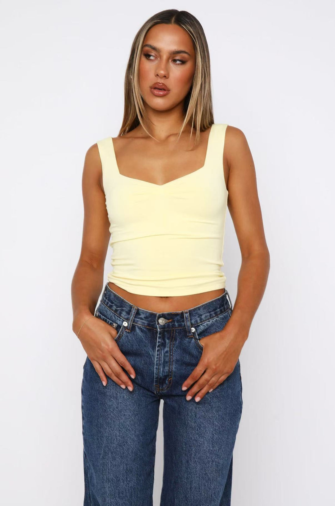 Blå figurnær crop-top til dame med V-hals og brede stropper. Trendy dameklær for avslappet sommer.