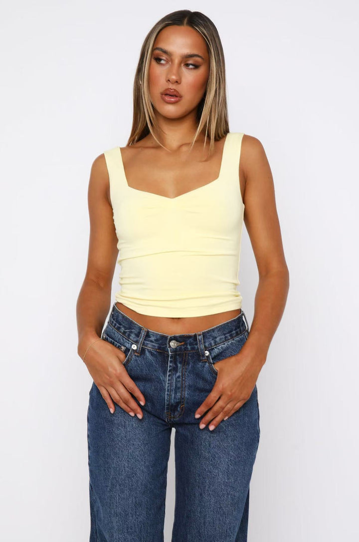 Blå figurnær crop-top til dame med V-hals og brede stropper. Trendy dameklær for avslappet sommer.