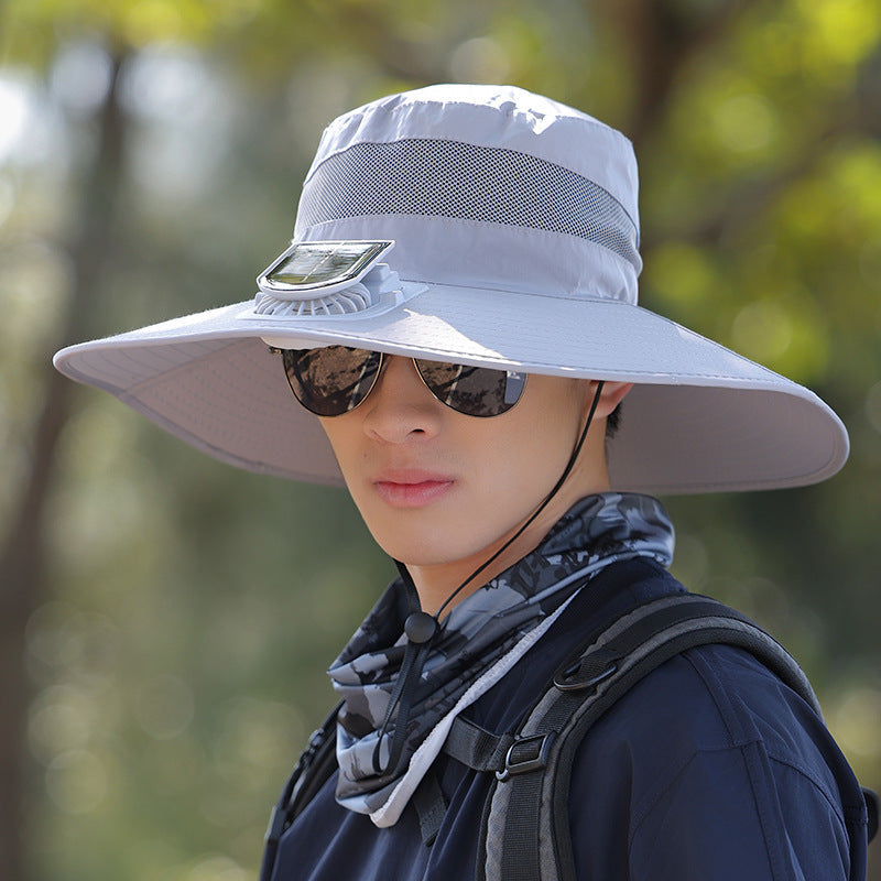 Sporty solhatt med bred brem, UV-beskyttelse og pustende mesh for aktive dager i solen. Tur- og fiskehatt.