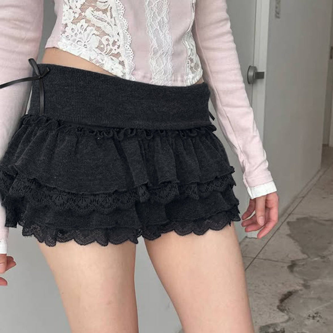 Lekkert sommer miniskjørt med delikate blonder og søte volanger. Elastisk midje sikrer en behagelig look.