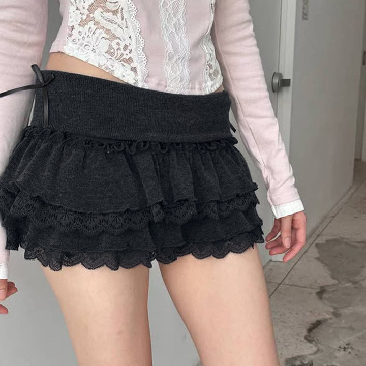 Lekkert sommer miniskjørt med delikate blonder og søte volanger. Elastisk midje sikrer en behagelig look.