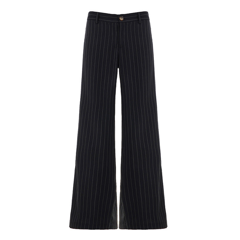 Damebukser med vide, komfortable ben og elegante striper. En stilig og allsidig dressbukse for enhver anledning.