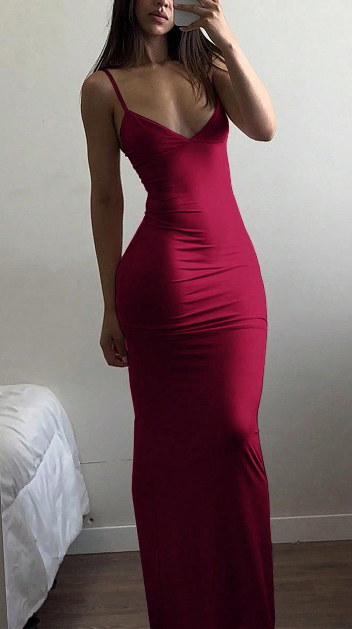Stilig etui kjole for dame med dyp V-hals og stroppeløs topp. En elegant sommerfest eller selskapskjole.
