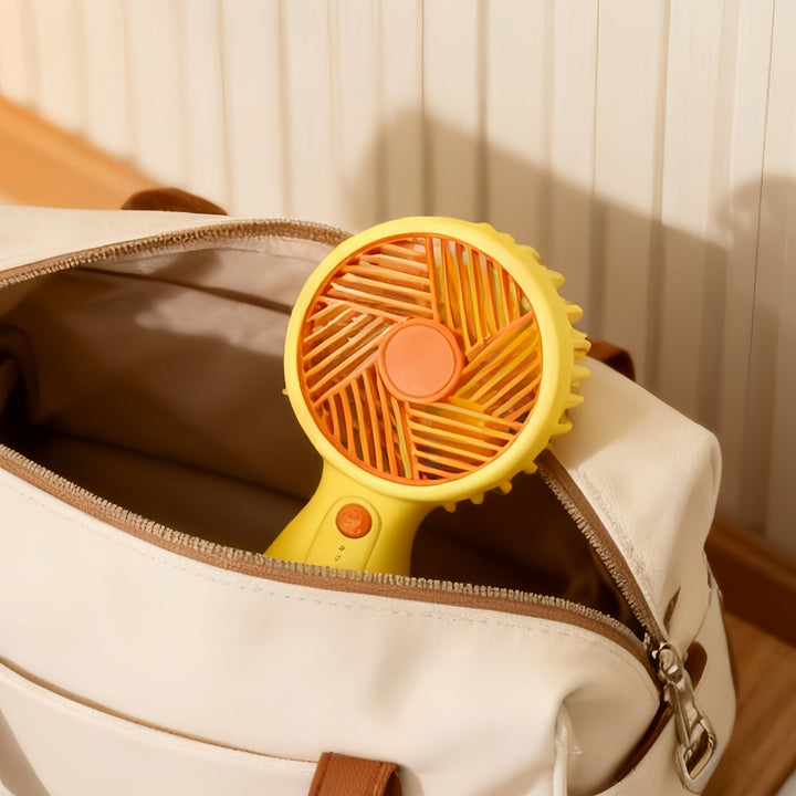 Kompakt mini USB vifte i grønn, ideell reisefølge. Gir frisk brise når du er på farten.