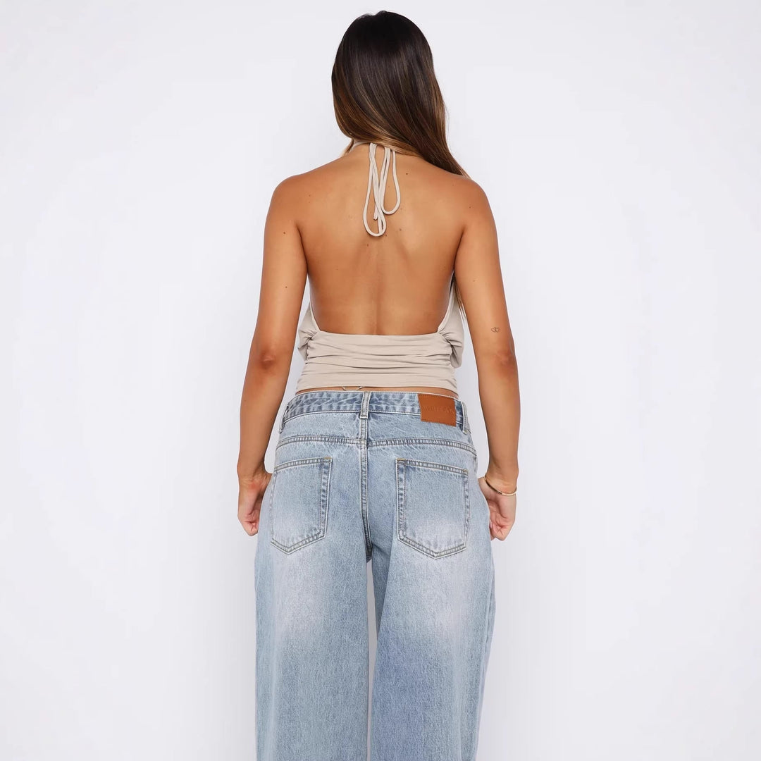 Trendy hvit halternecktopp for kvinner med elegant ringdetalj. Perfekt sommerstil og festantrekk.