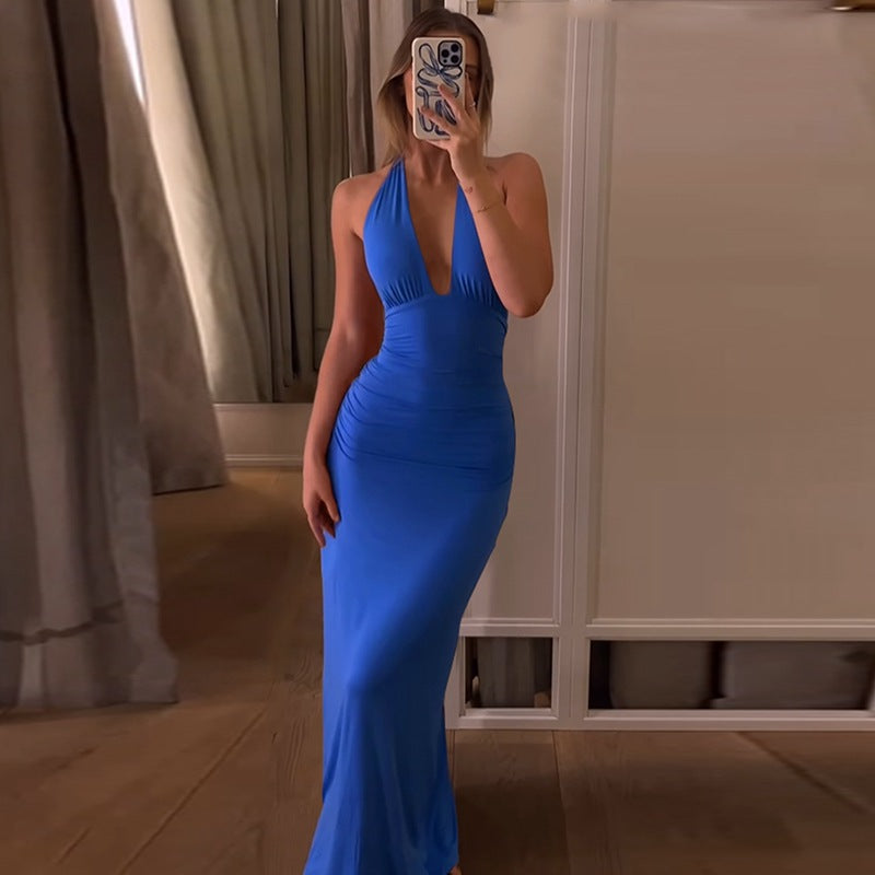 Tidløs halter-maksikjole med sofistikert drapering. Passer som aftenkjole, ballkjole eller elegant sommerkjole for dame.
