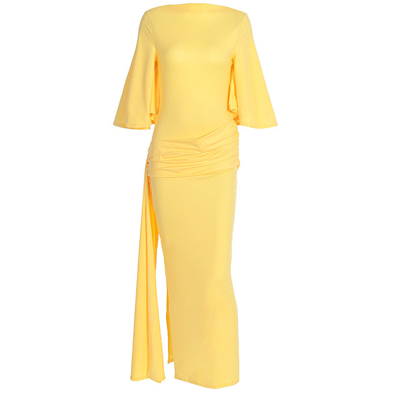 Gul elegant omslagskjole for damer. En lang, flatterende sommerkjole med V-hals, ideell for mange anledninger.