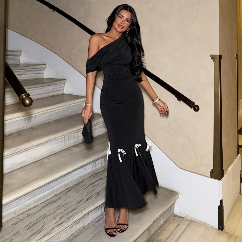 Elegant svart one-shoulder maxikjole for dame med volangdetaljer, perfekt selskapskjole.