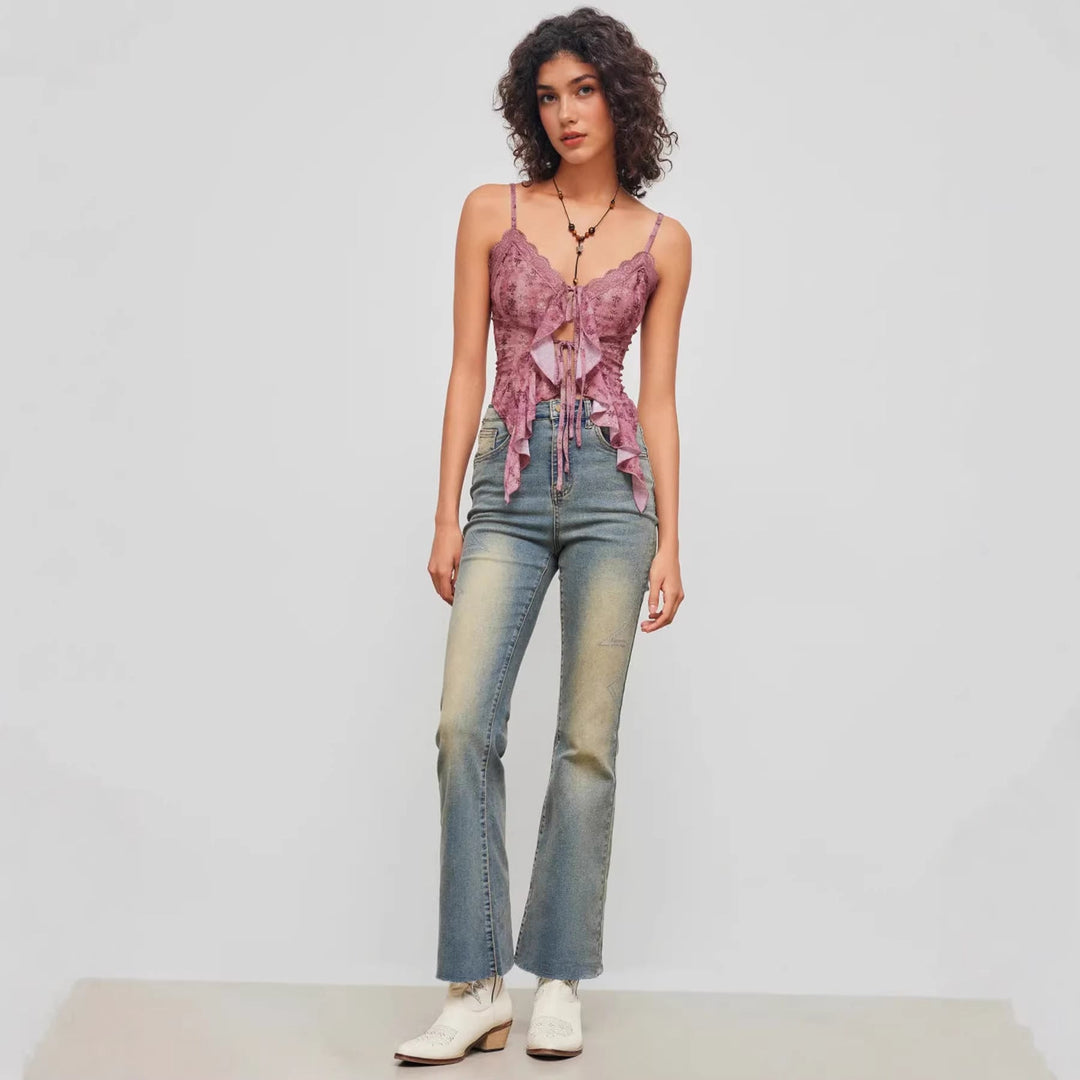 Stilig casual damebluse med lekre volanger, ideell for sommerdager eller en elegant festtopp.