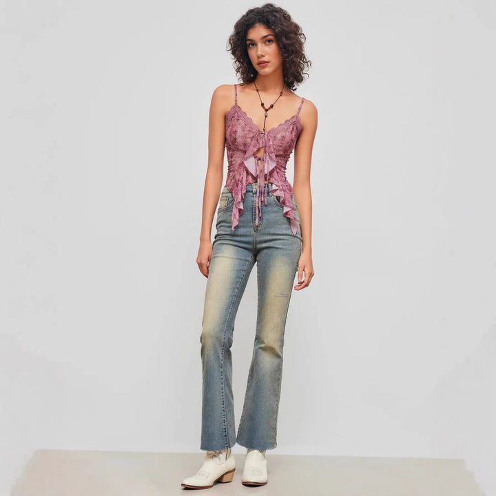Stilig casual damebluse med lekre volanger, ideell for sommerdager eller en elegant festtopp.