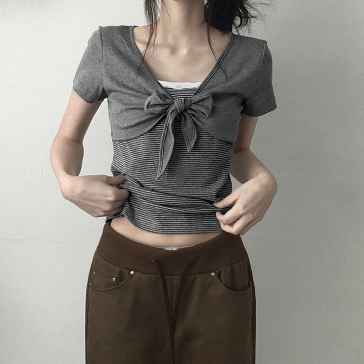 Mote kort stripet dame t-skjorte med knutedetalj, perfekt å kombinere med jeans for en chic look.