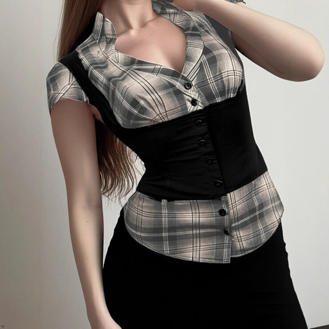Trendy rutete damebluse med figursydd passform og v-hals, perfekt for en sofistikert kontorstil.