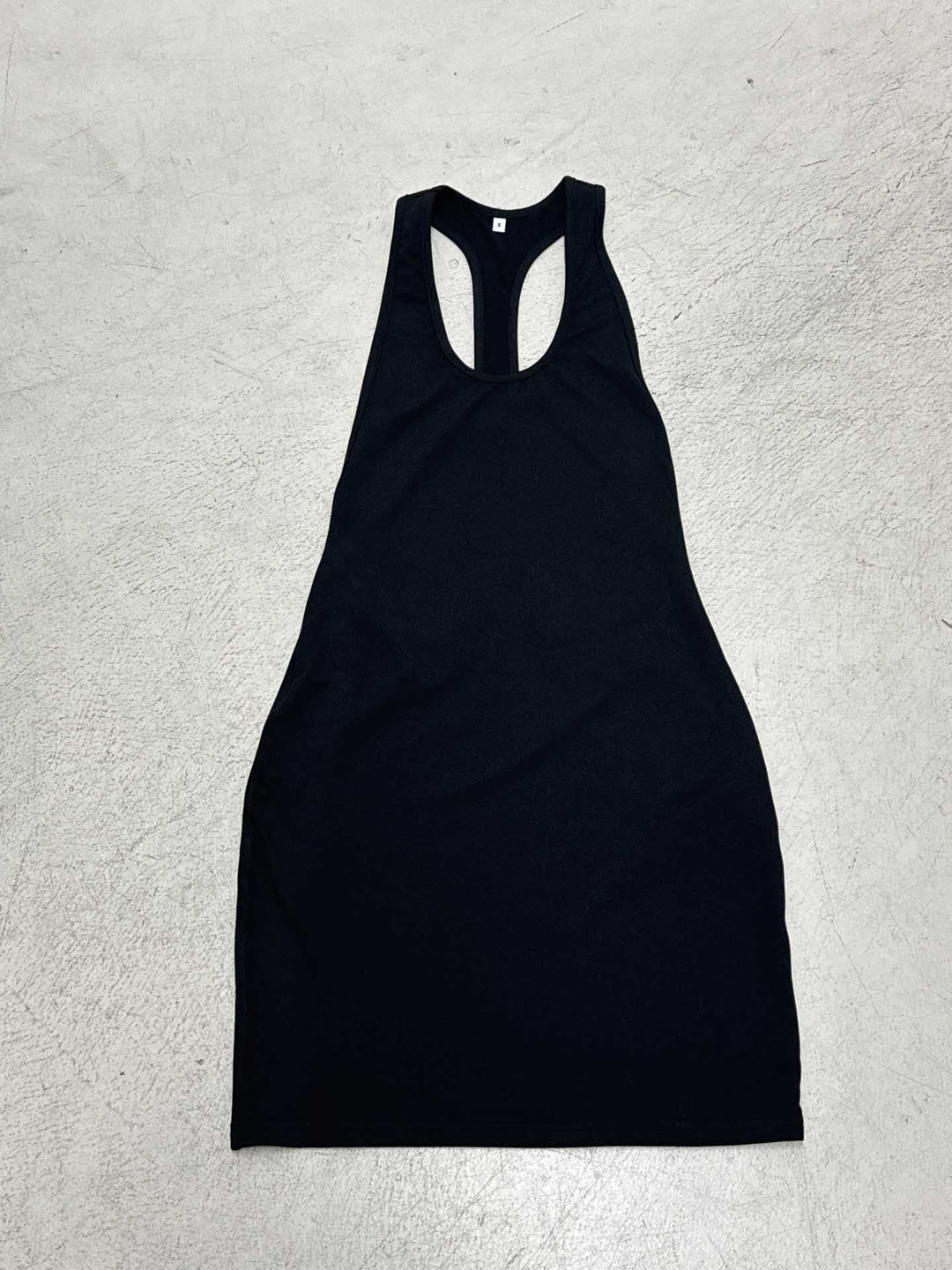 Elegant svart sportskjole til dame, med figurnær passform og sporty racerback for komfortabel stil.
