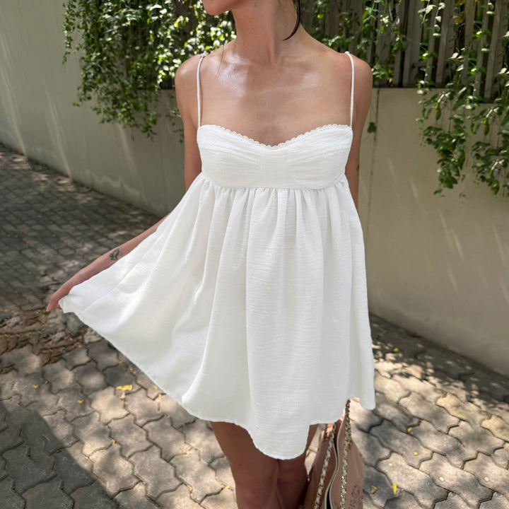 Lys babydoll kjole for kvinner, pustende og lett, egnet som festkjole eller avslappet sommerantrekk.