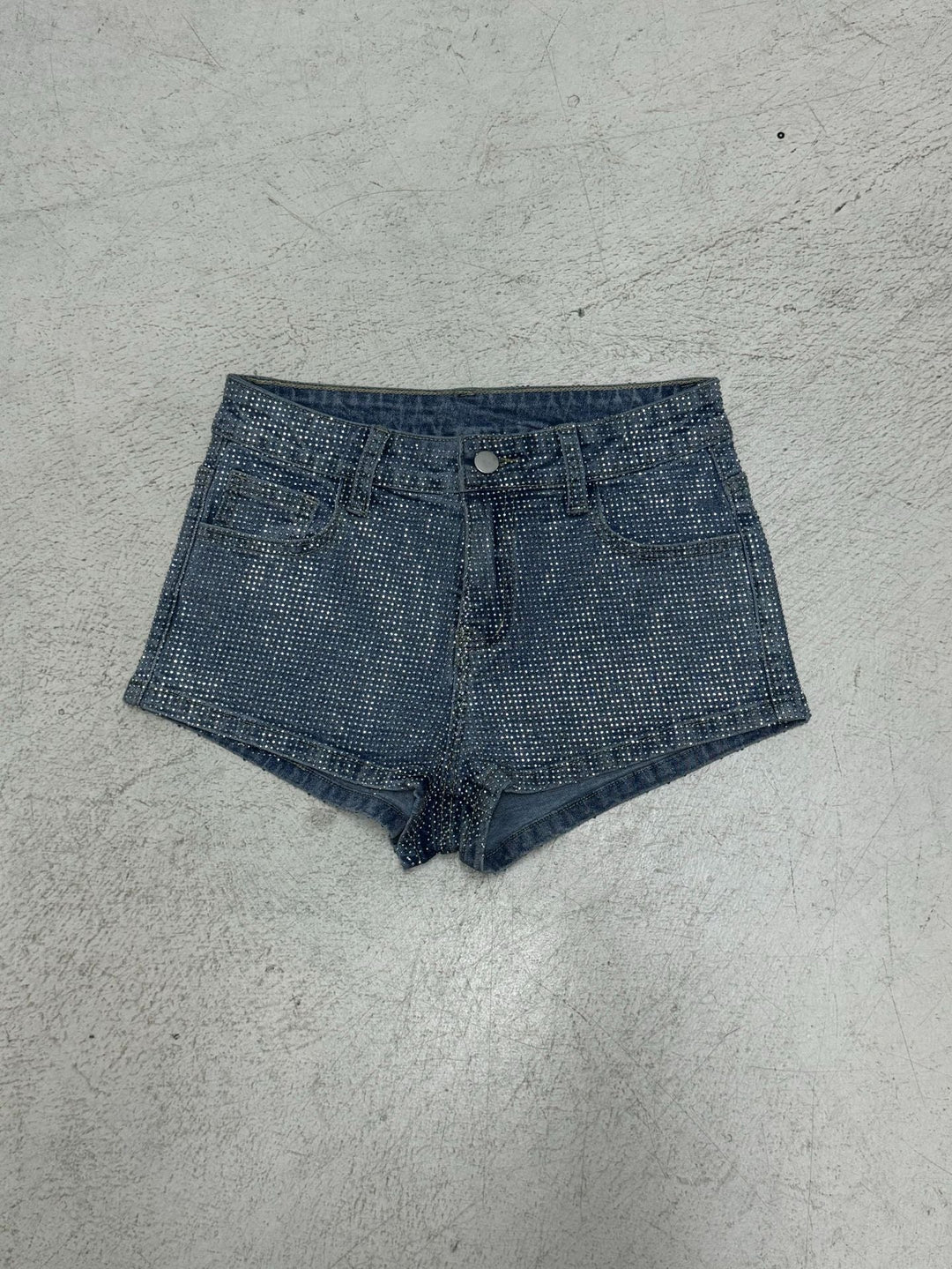Fashionable høy midje glitrende denimshorts for dame, perfekte festivalshorts eller trendy sommershorts.