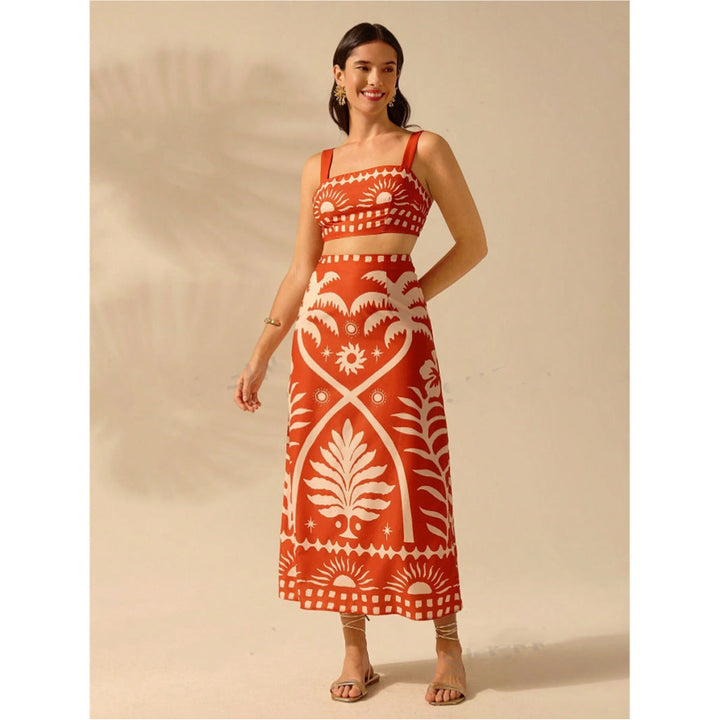 Elegant oransjerødt todelt sett for dame: crop top og maxi skjørt. Perfekt sommerantrekk og mote.