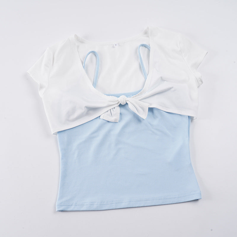 V-hals blusetopp med kortermet design og trendy knutedetalj for damer. Komfortabel og motebevisst sommertopp.