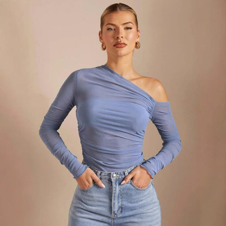 Elegant langermet dame-bodysuit, asymmetrisk design med rynkedetaljer for en sofistikert stil.