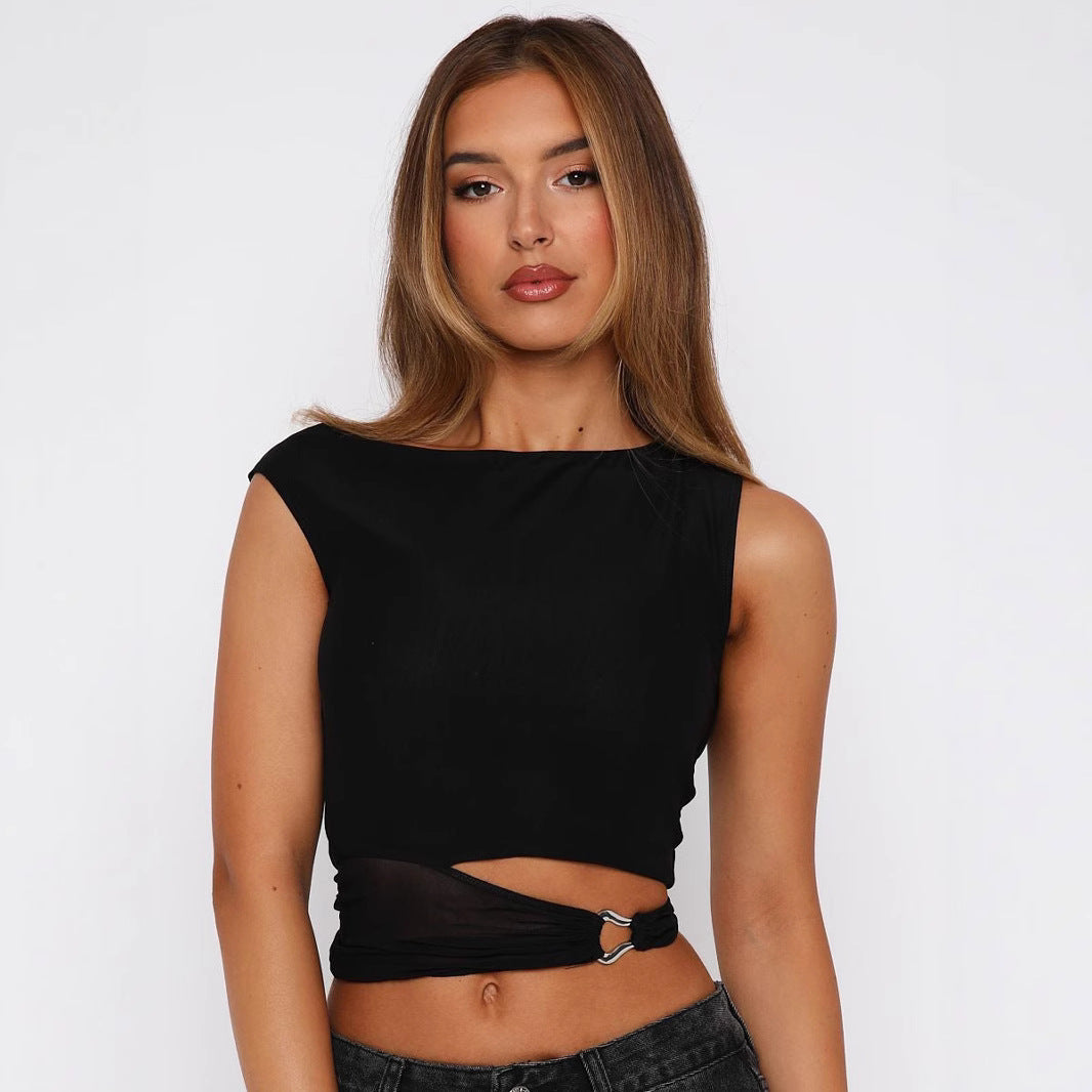 Dame crop-top med asymmetrisk snitt og dekorativ ringdetalj. Perfekt for sommer og mote.