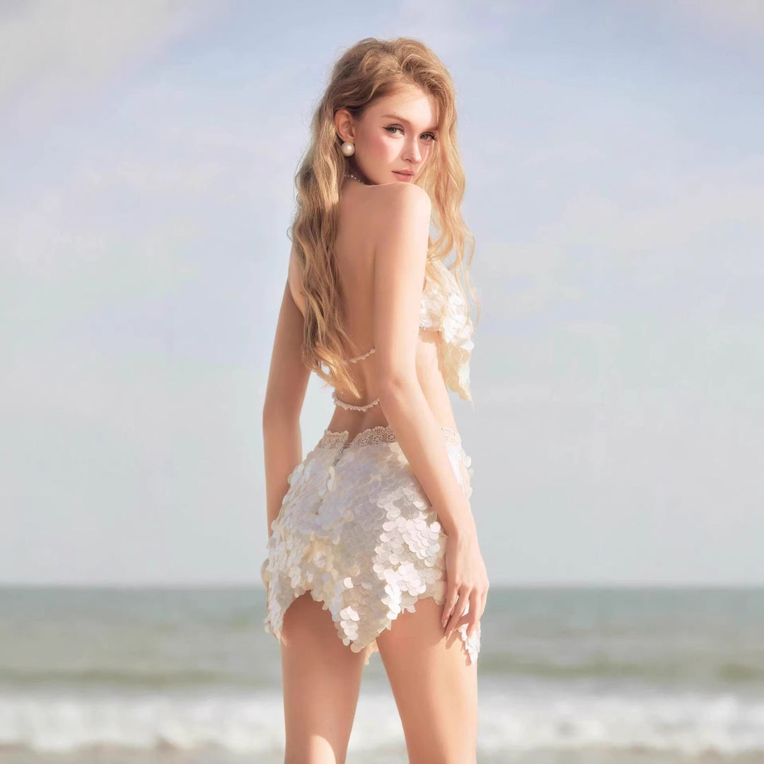 Justerbart bikinisett for kvinner, glamorøst med skjell-look. Ideelt for basseng og strand.