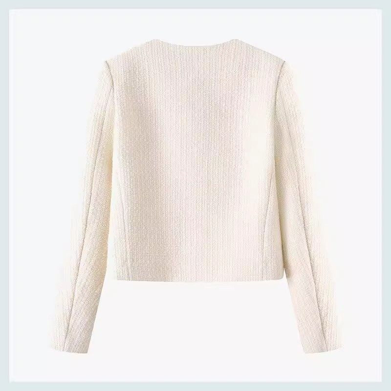 Raffinert kort damejakke med skinnende gullknapper. En elegant vårjakke som løfter ethvert antrekk, perfekt for mote.