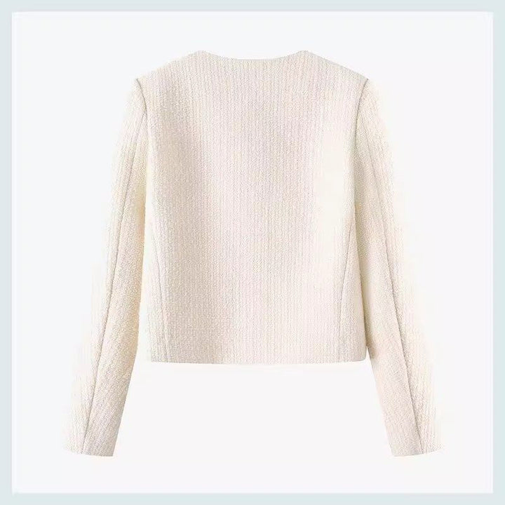 Raffinert kort damejakke med skinnende gullknapper. En elegant vårjakke som løfter ethvert antrekk, perfekt for mote.
