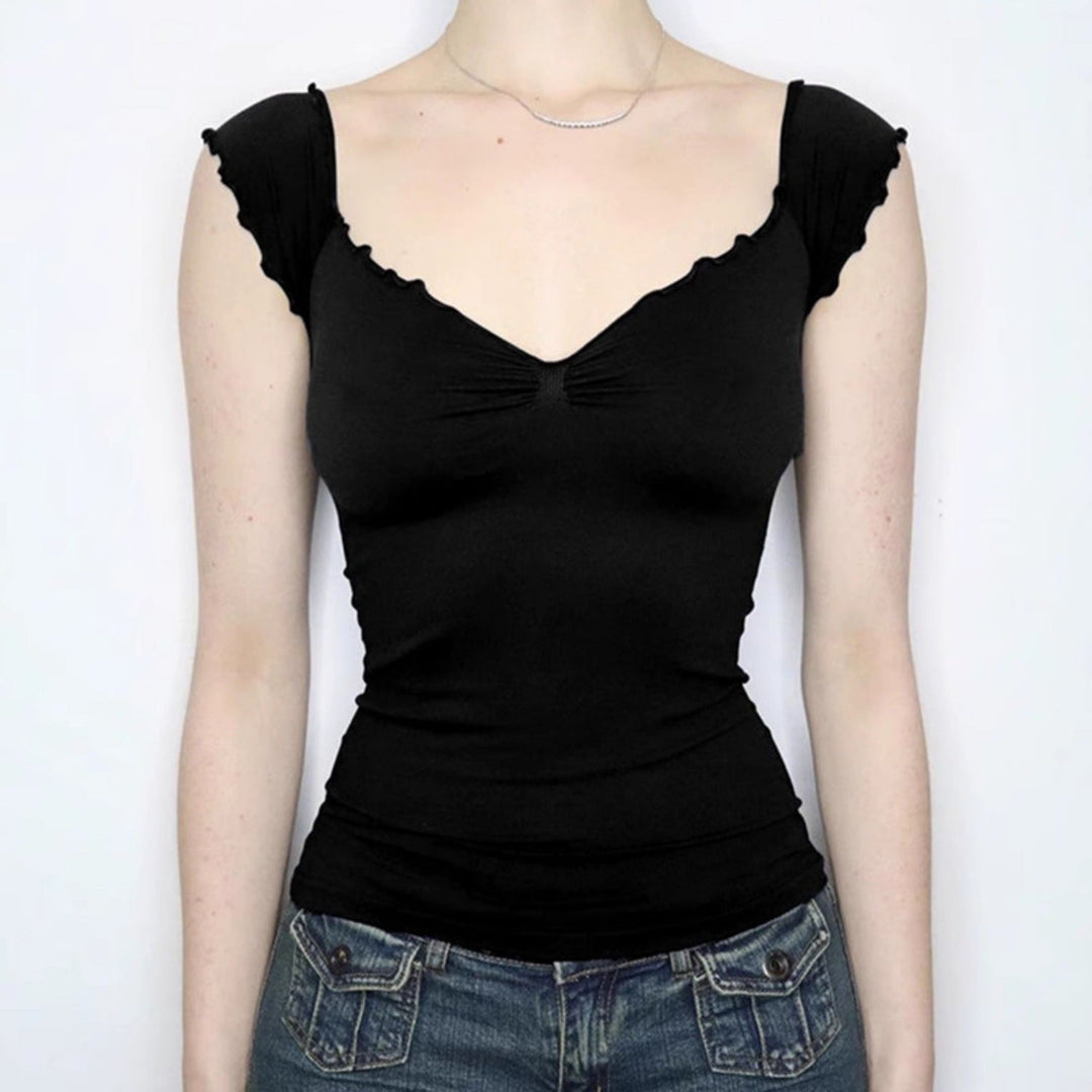 Elegant skulderløs dametopp med volangdetaljer, perfekt for fest og sommer. Feminin og stilig bluse.
