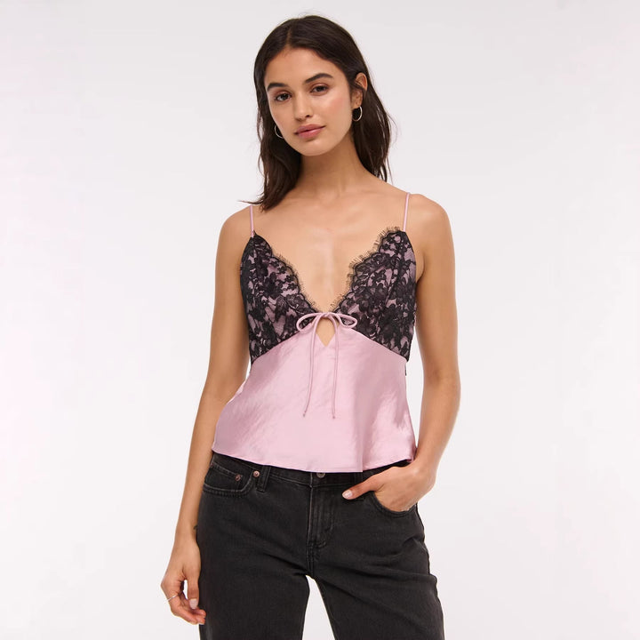Elegant damebluse med trendy V-hals og knutedetalj. Perfekt som festtopp eller casual chic hverdagsbluse.