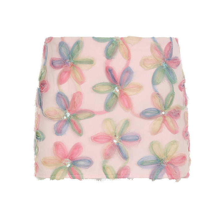 Moderne miniskjørt med fremtredende 3D-blomster og en sommerlig glans, flott for fest og fritid.