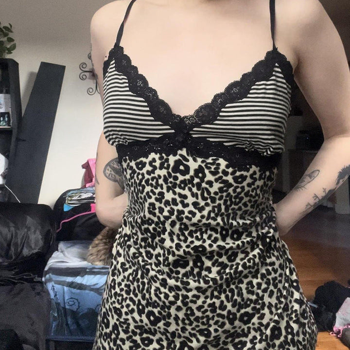 Trendy spaghettitopp med unikt leopardmønster og delikate blonder. Allsidig dametopp, perfekt for sommer.