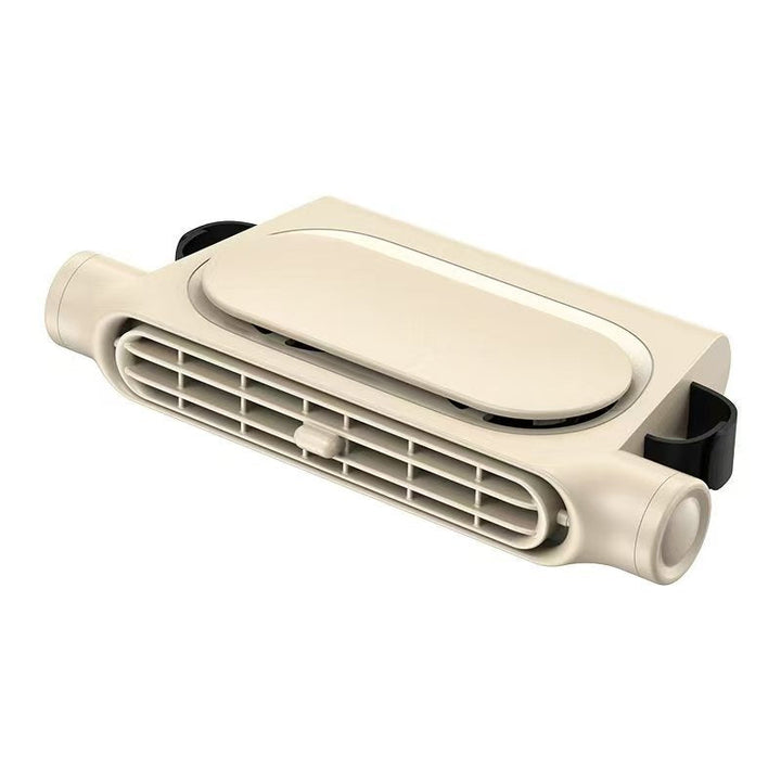 Bærbar USB luftrenser for bilinteriør, plassert i koppholder. Sikrer ren luft og fjerner allergener.