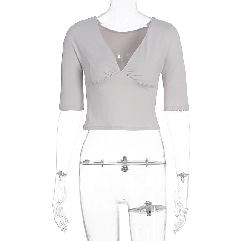 Figurtilpasset V-hals topp, grå kortermet, et elegant og casual sommerplagg for kvinner.