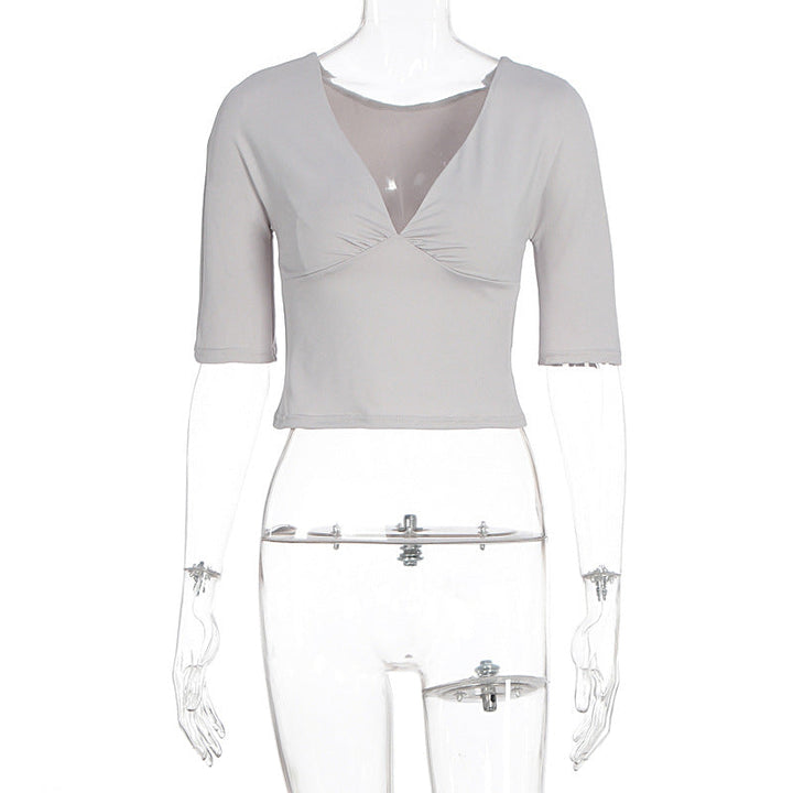 Figurtilpasset V-hals topp, grå kortermet, et elegant og casual sommerplagg for kvinner.